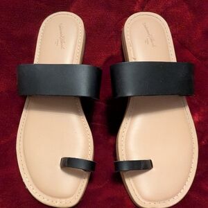 Universal Thread Black and Tan Sandals